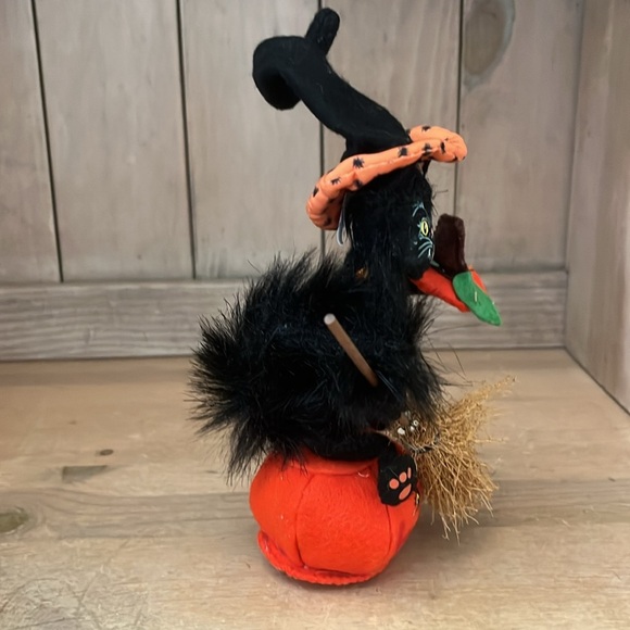 Annalee Witch Cat “Midnight Ride Kitty” Pumpkin Broom Hat - Picture 4 of 11